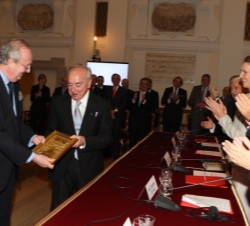 Los premiados, instantes después de haber recibido el galardón de manos de la Infanta Doña Elena 